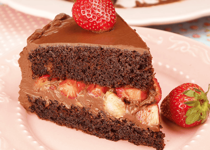 bolo de chocolate com morango para aniversariol, bolo de chocolate com morango para aniversário, bolo aniversario chocolate com morango, bolo de aniversario chocolate com morango, chocolate strawberry birthday cake, pastel de chocolate con fresa para cumpleaños, pastel de cumpleaños de chocolate con fresa