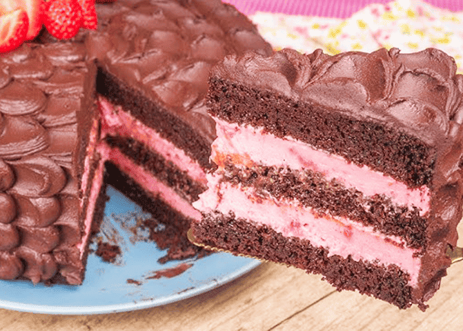 bolo de chocolate com morango para aniversariol, bolo de chocolate com morango para aniversário, bolo aniversario chocolate com morango, bolo de aniversario chocolate com morango, chocolate strawberry birthday cake, pastel de chocolate con fresa para cumpleaños, pastel de cumpleaños de chocolate con fresa